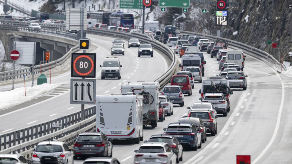 Wie schon am Wochenende, hat sich auch am Mittwoch vor dem Gotthardstrassentunnel im oberen Urner Reusstal ein längerer Stau gebildet. (Archivaufnahme)(