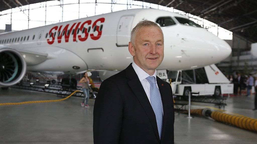Swiss-Chef Thomas Klühr posiert vor dem neuen Bombardier-C-Series-Flugzeug seiner Fluggesellschaft.
