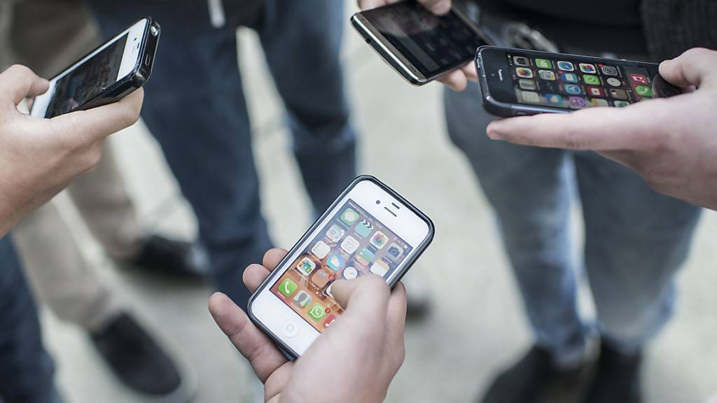 Jugendliche nutzen ihr Smartphone im Schnitt länger, bis sie es ersetzten, als noch vor sechs Jahren. (Symbolbild)