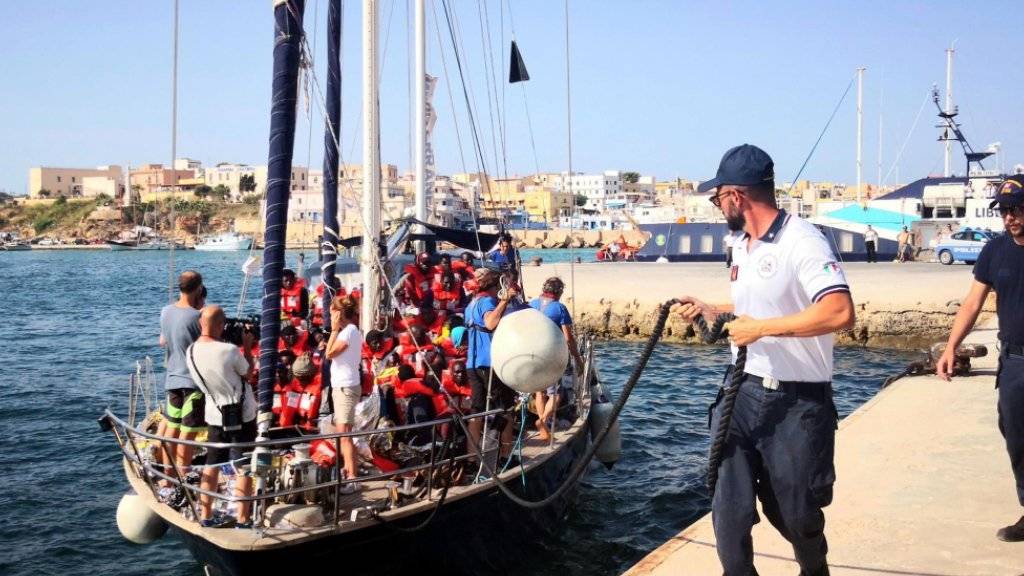 Das kleine Motorsegelboot ist nur für 18 Menschen zugelassen: An Bord des italienischen Rettungsschiffes «Alex» befinden sich rund 60 Migranten.