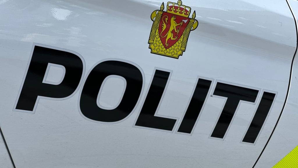 ARCHIV - Der Schriftzug und das Logo der norwegischen Polizei ist an einem Streifenwagen in Oslo zu sehen. Foto: Steffen Trumpf/dpa