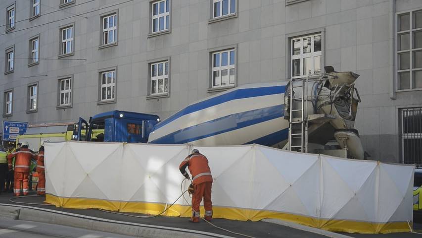 Fussgängerin nach Kollision mit Lastwagen schwer verletzt