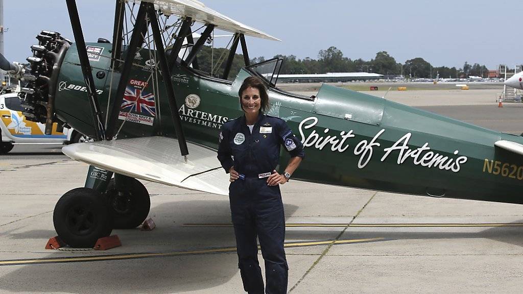 Die britische Pilotin Tracey Curtis-Taylor posiert nach der Landung in Sidney vor ihrem historischen Flugzeug.