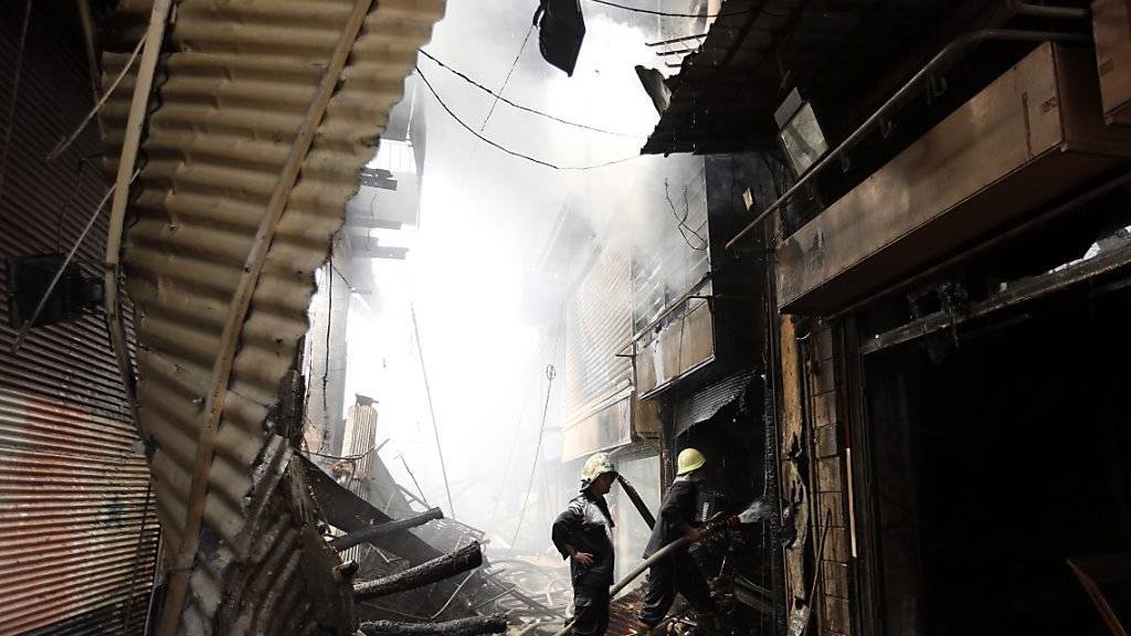Feuerwehrleute versuchen zu retten, was noch zu retten ist: Dutzende Läden sind bei einem Brand auf dem historischen Asrunijeh-Markt in der Altstadt von Damaskus zerstört worden.
