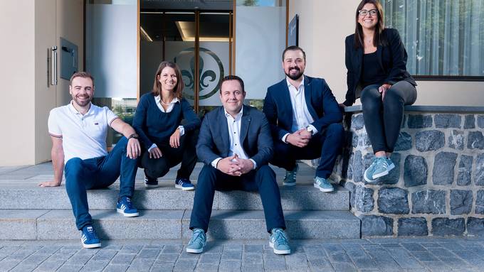 Banker in Sneakers und Polo-Shirts