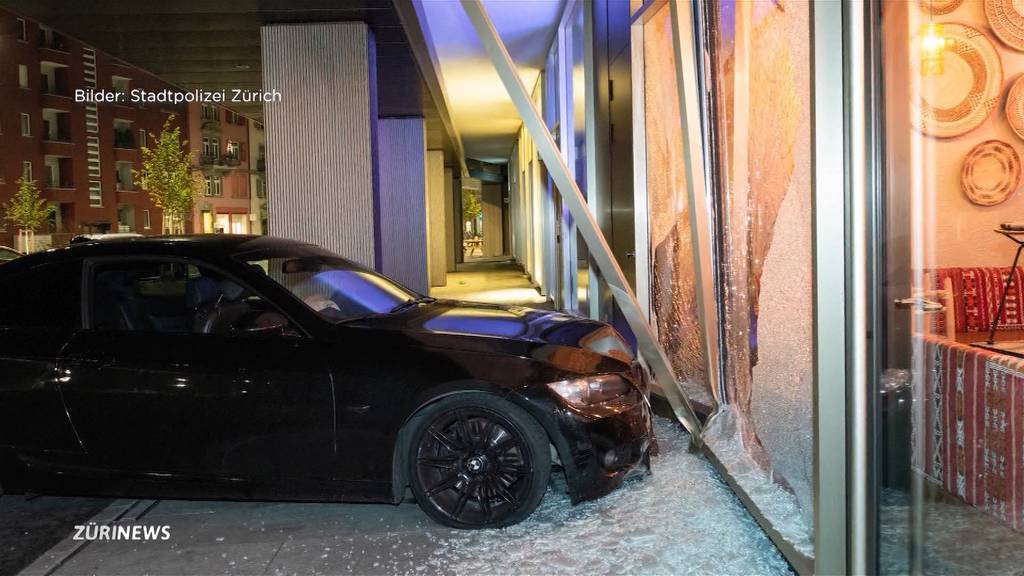 Lagerstrasse: BMW landet nach Zerstörungsfahrt in einem Restaurantfenster