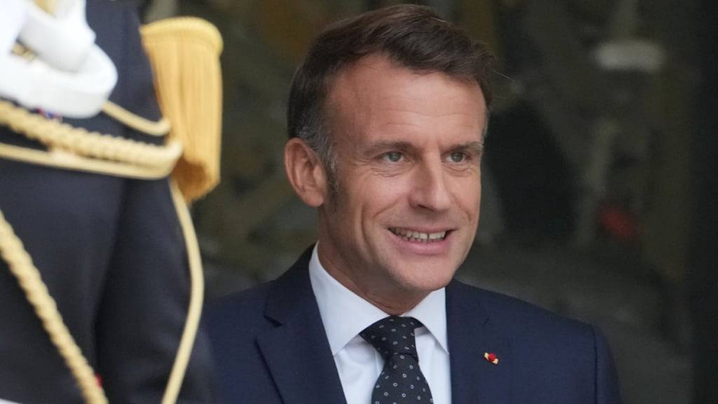 Der französische Präsident Emmanuel Macron empfängt den jordanischen Kronprinzen Hussein im Elysee-Palast. Foto: Michel Euler/AP/dpa