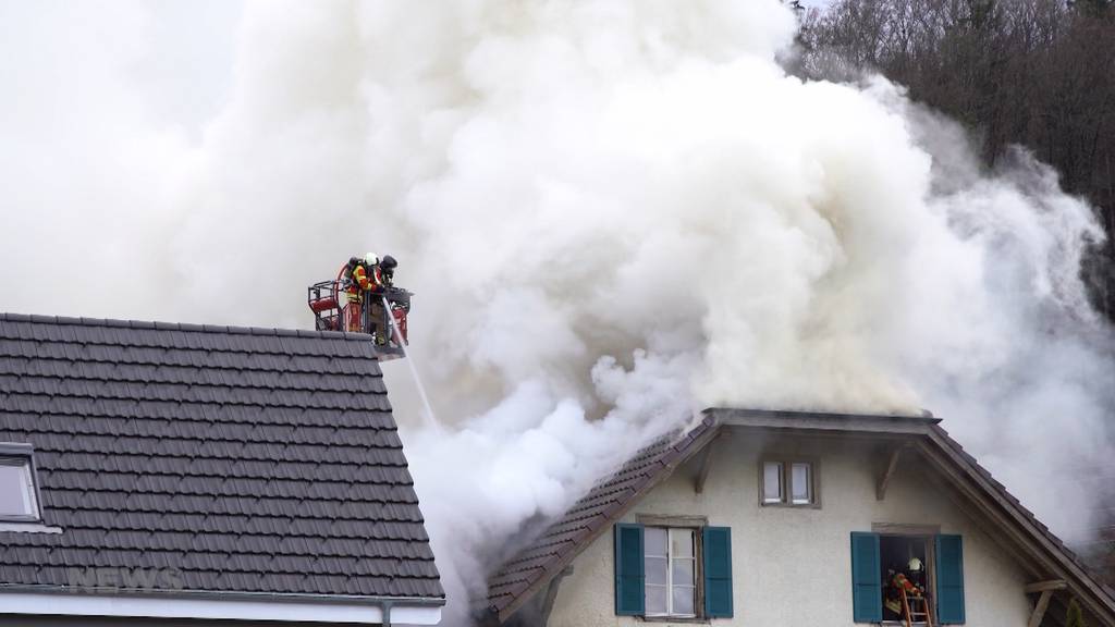 Flammen und Rauch: Hausbrand in Stettlen