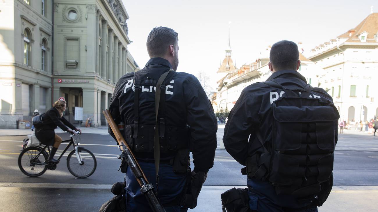 Diese Woche könnten bewaffnete Polizisten und Armeeangehörige in und um Bern gesehen werden. (Archivbild)