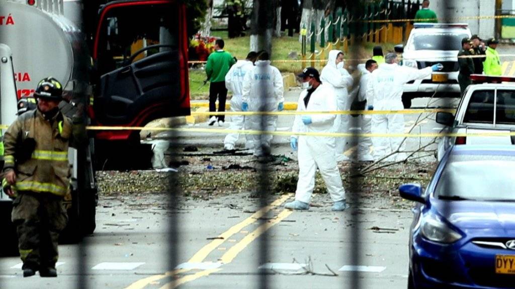 Spezialisten untersuchen den Tatort, nachdem bei einem Bombenanschlag auf eine Polizeischule in Bogotá acht Menschen getötet wurden.