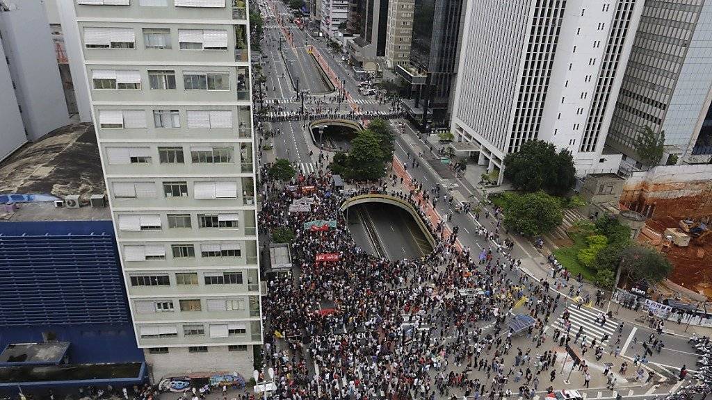 Die Polizei setzte Tränengas ein, um die Demonstranten daran zu hindern, ins Wirtschaftszentrum von São Paulo vorzudringen.