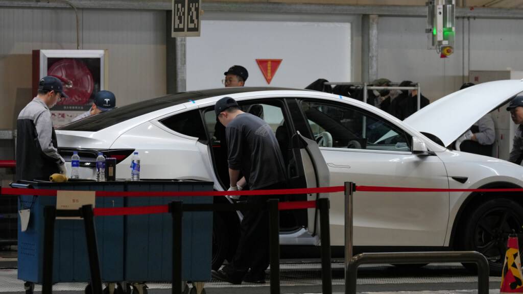 Der E-Auto-Produzent Tesla will in China Sicherheitsprobleme rund um versenkbare Türgriffe ausräumen. (Archivbild)