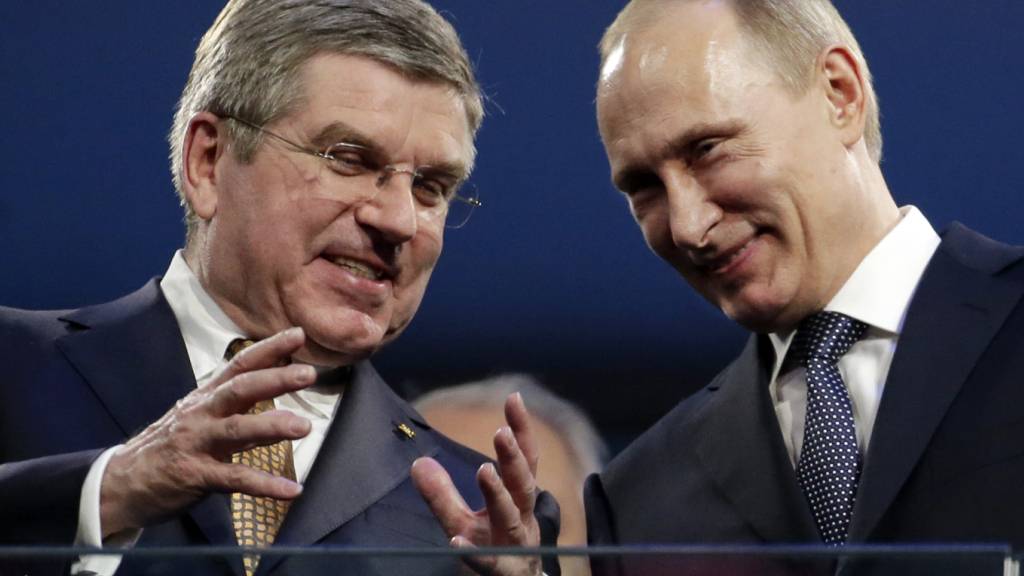 Auf Kuschelkurs: Das IOC mit Präsident Thomas Bach (li.) tut sich schwer, sich klar von Russlands Präsident Wladimir Putin abzugrenzen