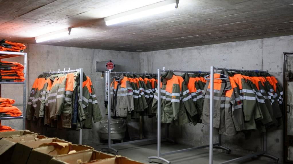 Diese Arbeitskleidung fassen müssen ab 2026 alle Wehrpflichtigen bis 40: Zivilschutzanlage in Lyss BE. (Archivbild)