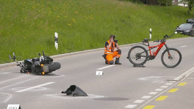 Töfffahrer (62) verletzt sich bei Kollision mit E-Bike schwer