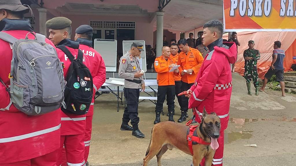 HANDOUT - Rettungskräfte bereiten sich auf den Einsatz an der Stelle eines Erdrutsches in Indonesien vor. Bei dem Erdrutsch kamen mehrere Menschen ums Leben. Foto: BASARNAS/BASARNAS/AP/dpa - ACHTUNG: Nur zur redaktionellen Verwendung und nur mit vollständiger Nennung des vorstehenden Credits