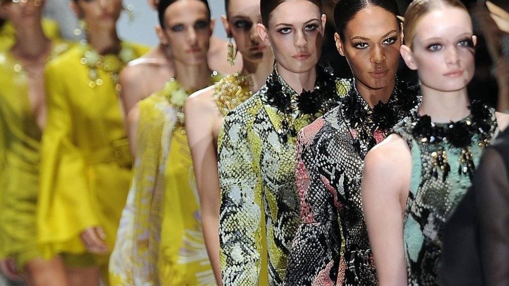 Models von Gucci und Yves Saint Laurent für Erwachsenen-Mode müssen in Zukunft volljährig sein.