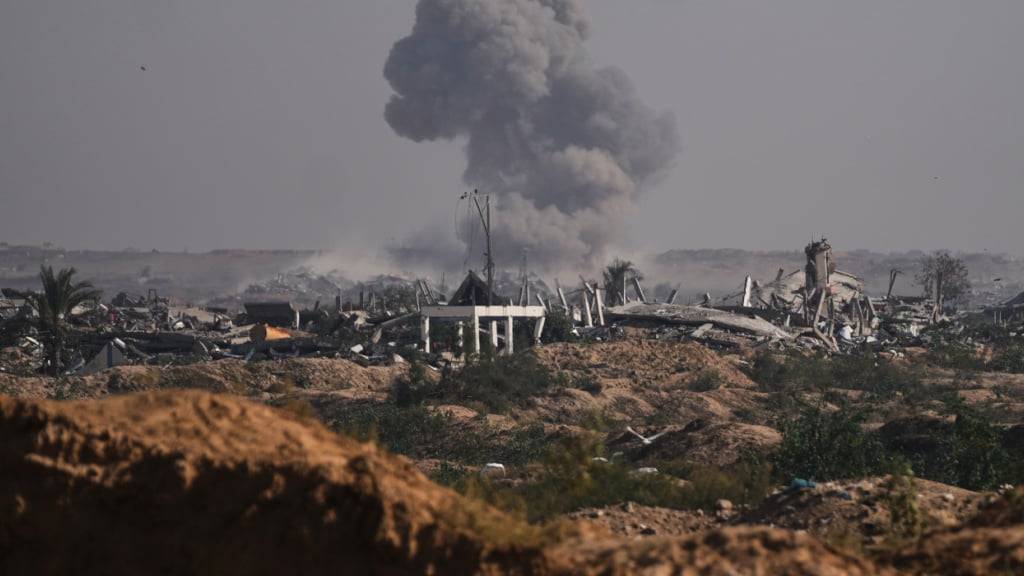 Rauch steigt nach einem israelischen Militärbombardement östlich von Nuseirat auf. Foto: Abdel Kareem Hana/AP/dpa