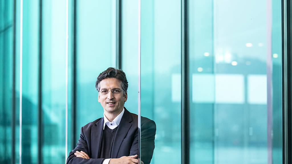 Michael Sanderling, der neue Dirigent des Luzerner Sinfonieorchesters, vor dem KKL Luzern, der Residenz des Orchesters. (Archivaufnahme)