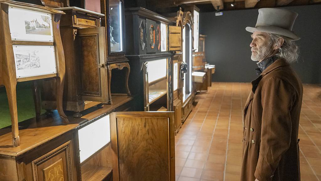 Blick in die Ausstellung zum Wahlkreis Hochdorf. Rechts ein Schauspieler, der den Gatten von Katharina Morel darstellt.