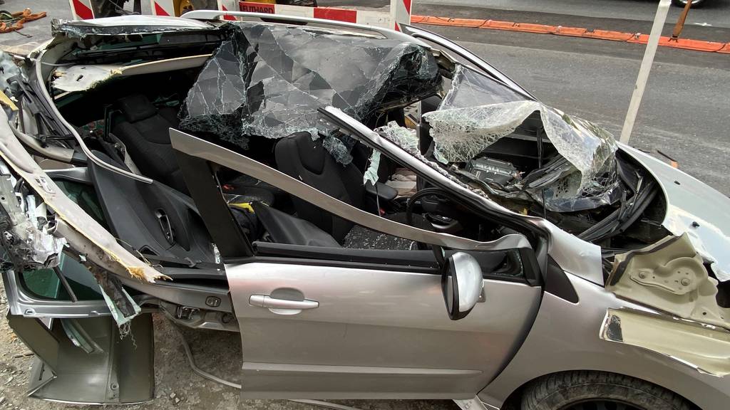 Hoflader reisst Auto auf – zwei Verletzte