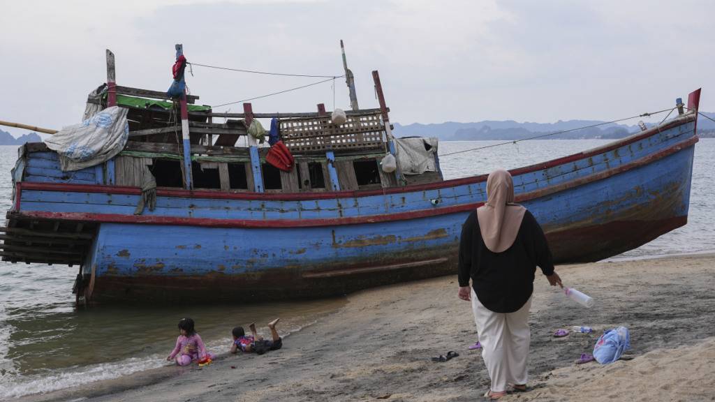 ARCHIV - Ein verlassenes Boot, das Rohingya-Flüchtlinge transportiert hat, liegt auf der Insel Langkawi am Strand. Foto: Azneal Ishak/AP/dpa/Symbolbild