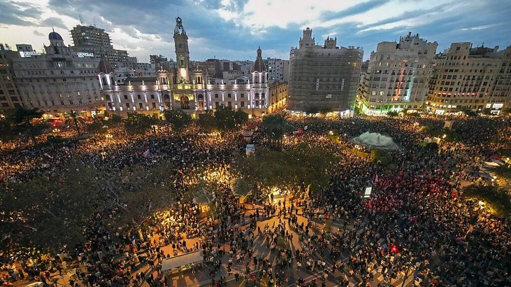 dpatopbilder - Tausende Demonstranten versammeln sich in Valencia zu einer von sozialen und zivilgesellschaftlichen Gruppen organisierten Demonstration unter dem Motto «Mazón, tritt zurück!», um den Umgang mit den jüngsten Überschwemmungen anzuprangern. Foto: Emilio Morenatti/AP/dpa