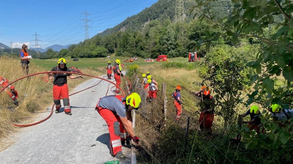 Über dreissig Einsatzkräfte von Feuerwehren, Polizei und Behörden standen am Donnerstag wegen zwei Bränden in Rhäzüns im Einsatz. Nun ermittelt die Polizei wegen möglicher Brandstiftung.