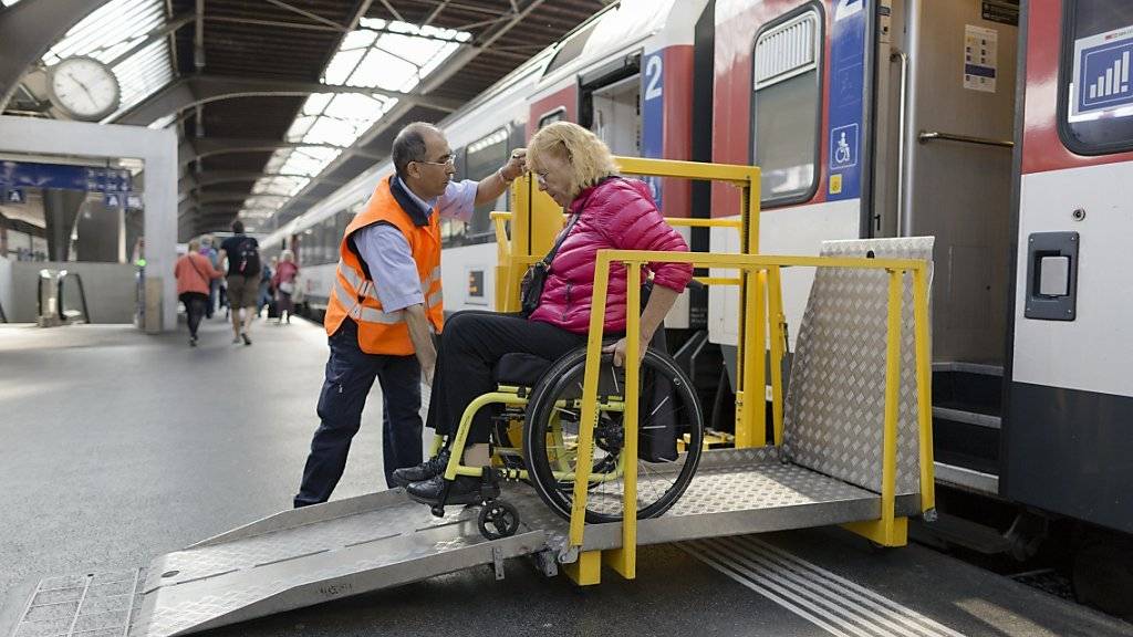 Bei vielen Fernverkehrszügen können zum Beispiel Menschen, die auf den Rollstuhl angewiesen sind, nicht selbständig ein- und aussteigen. Das soll sich ab 2024 ändern, wenn mindestens ein Zug pro Stunde und Richtung mit Niederflur-Einstieg verkehren soll. (Symbolbild)