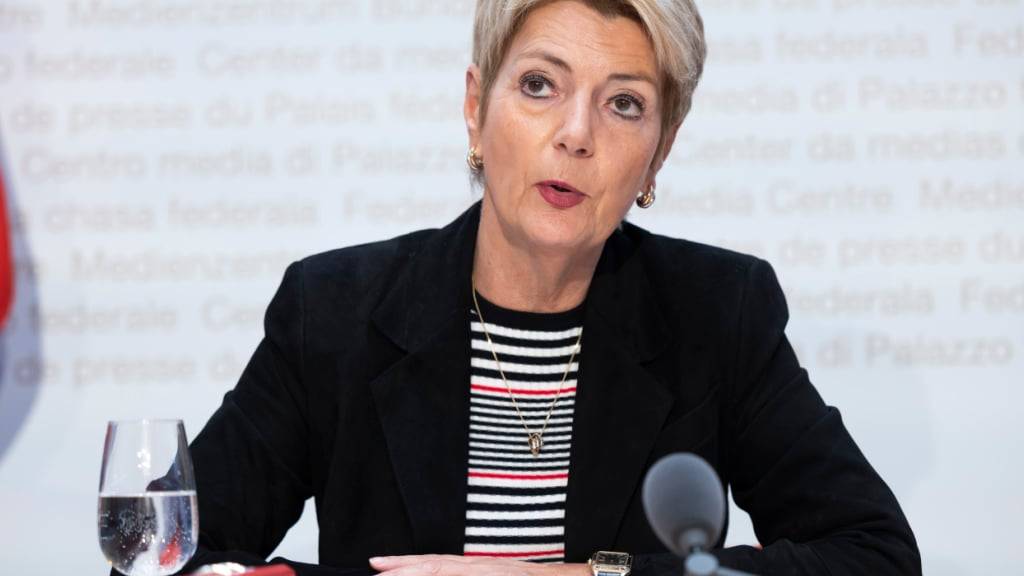 Bundespräsidentin und Finanzministerin Karin Keller-Sutter legt vor den Medien dar, weshalb Bundesrat und Parlament die Juso-Volksinitiative für eine Zukunft ablehnen.