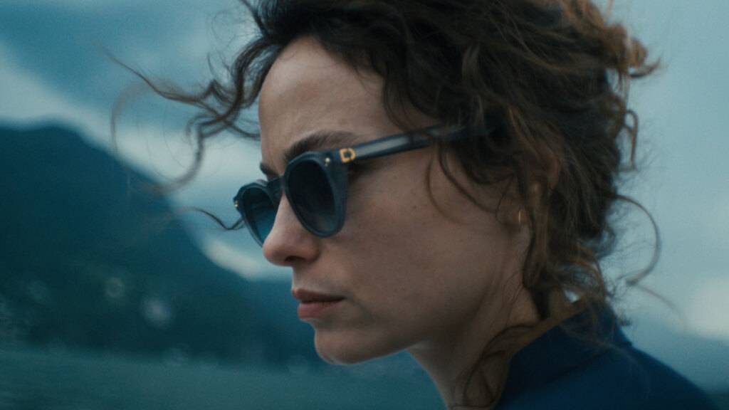 Die italienische Schauspielerin Gaia Messerklinger überzeugt als Investigativjournalistin Anna, die wegen neuer Erkenntnisse zum Tod ihres Vaters eine heikle Recherche beginnt.