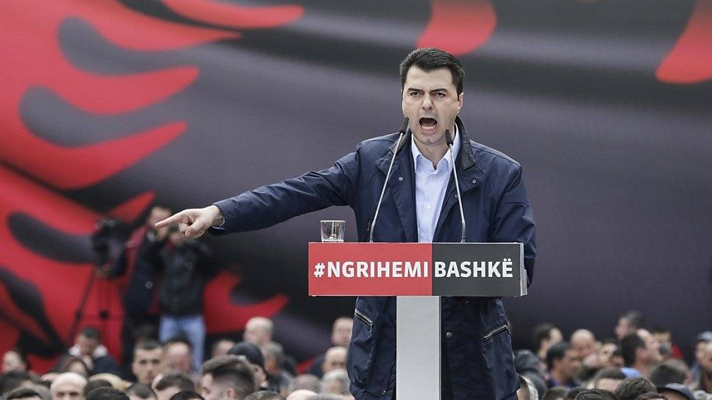 Lulzim Basha bei einem Auftritt während Protesten in Tirana (Archiv)