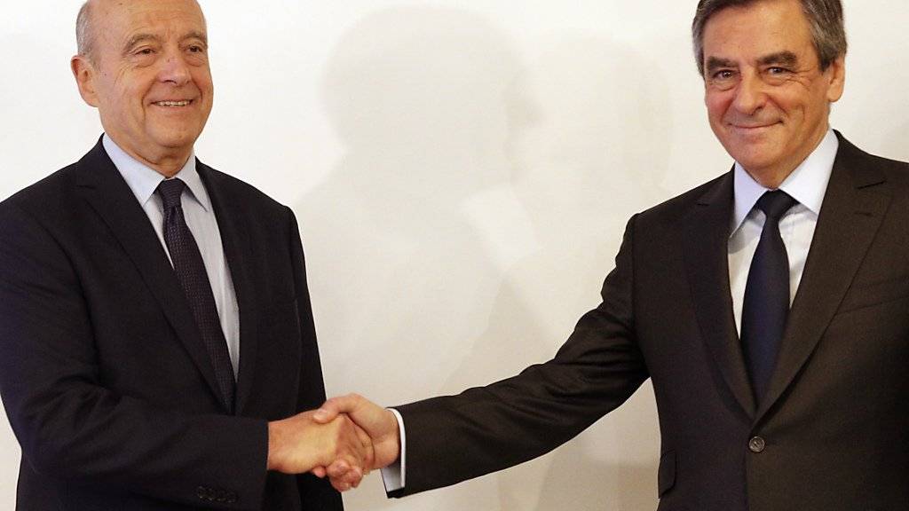 Alain Juppé (l.) gratuliert seinem Rivalen François Fillon zum Sieg in der Präsidentschaftsvorwahl der Konservativen in Frankreich.