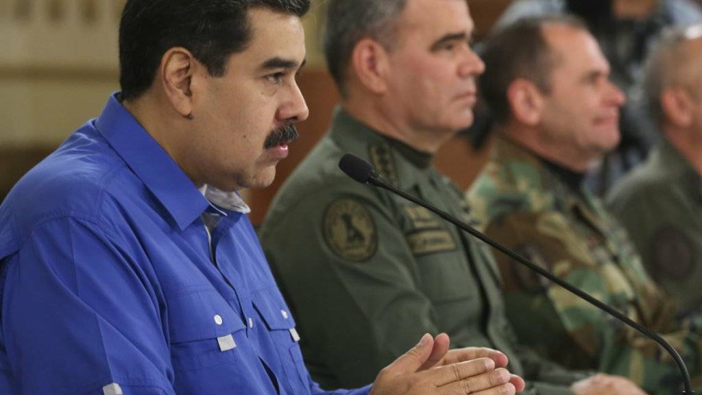 Nach dem Aufstand von Soldaten in Venezuela hat Präsident Nicolás Maduro (links) den Aufstand für gescheitert erklärt und dankte am Dienstagabend (Ortszeit) der Militärführung für den Mut «bei der Verteidigung des Friedens».