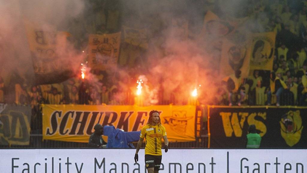 Die feiernden YB-Fans sorgten in Zürich für einen gut dreiminütigen Spielunterbruch wegen Rauchpetarden