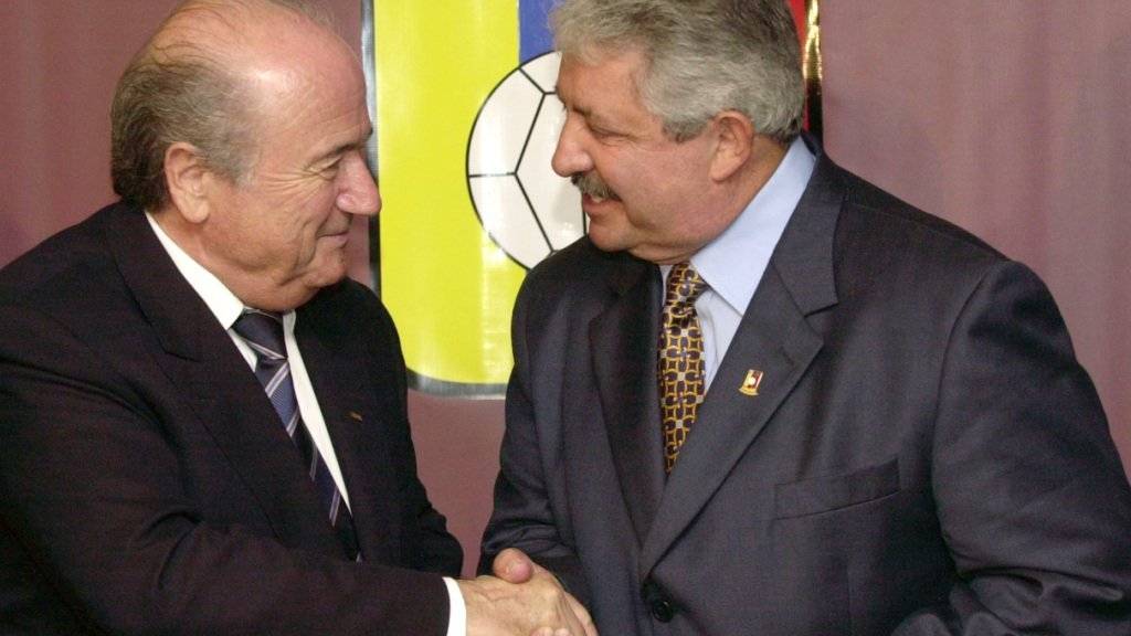 Bekennt sich schuldig zu US-Bestechungsvorwürfen: Ex-FIFA-Funktionär Esquivel (rechts) hier bei einem Treffen mit Sepp Blatter. (Archivbild)
