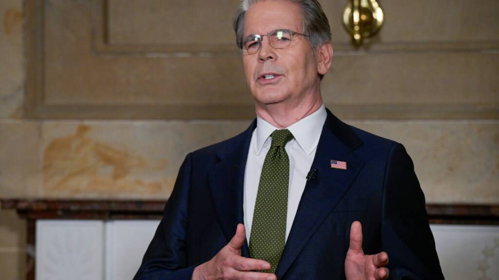 Sein Ministerium erteile eine 30-tägige Ausnahmegenehmigung, um sicherzustellen, dass weiterhin Öl auf den Weltmarkt gelange, teilte US-Finanzminister Scott Bessent auf X mit.