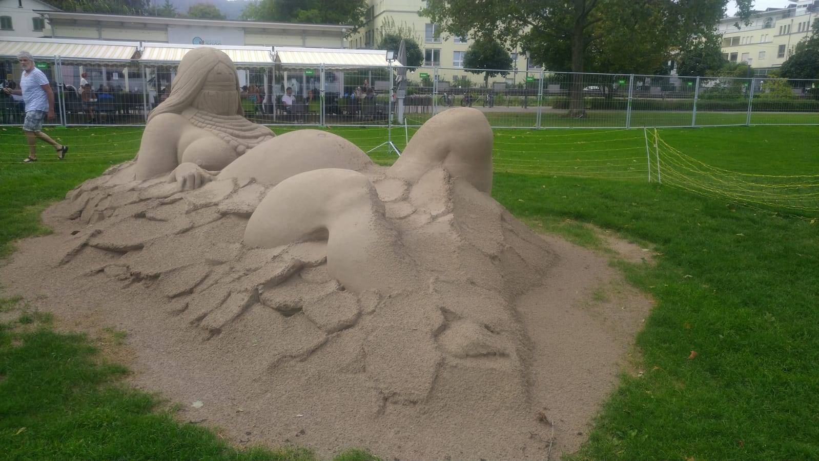 Für diese Sandskulptur war das Unwetter leicht spürbar. 