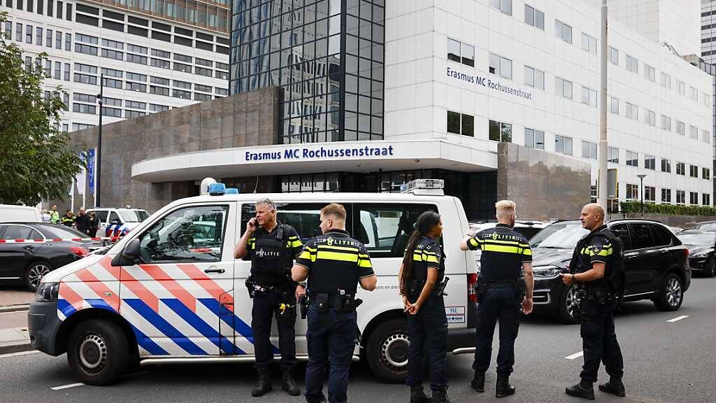 Polizeibeamte stehen vor dem Erasmus-Krankenhaus. Ein unbekannter Täter hat in Rotterdam an zwei Orten auf Menschen geschossen, in einer Wohnung und einem Krankenhaus. Foto: Bas Czerwinski/ANP/dpa