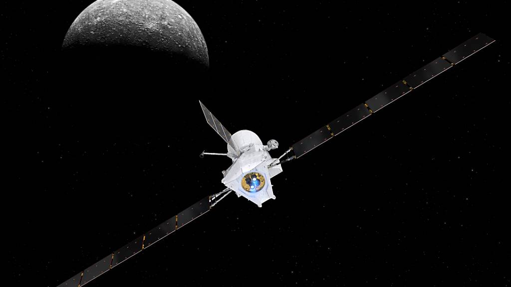 Eine künstlerische Darstellung der Raumsonde «BepiColombo» mit Merkur im Hintergrund. Am Freitag wird die Sonde das erste Mal an diesem Planeten vorbeifliegen.