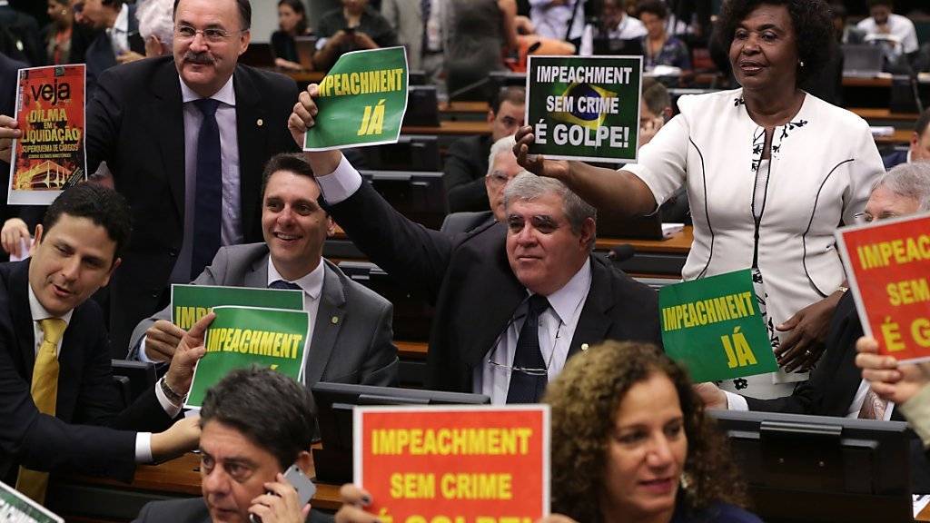 Brasiliens Präsidentin Rousseff des Amtes entheben - oder nicht. Abgeordnete der Opposition und der Regierung tun ihre Meinung mit Plakaten kund.