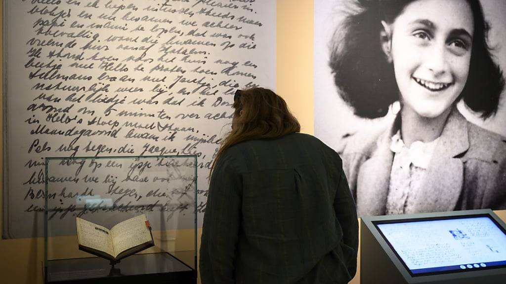 Eine Person in der Sonderausstellung «Anne Frank und die Schweiz» im Schweizerischen Nationalmuseum im Schloss Prangins VD.