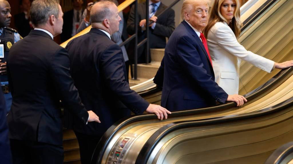 dpatopbilder - US-Präsident Donald Trump und First Lady Melania Trump treffen zur Generaldebatte der UN-Vollversammlung im UN-Hauptquartier ein und gehen auf eine Rolltreppe. Foto: Stefan Jeremiah/AP/dpa