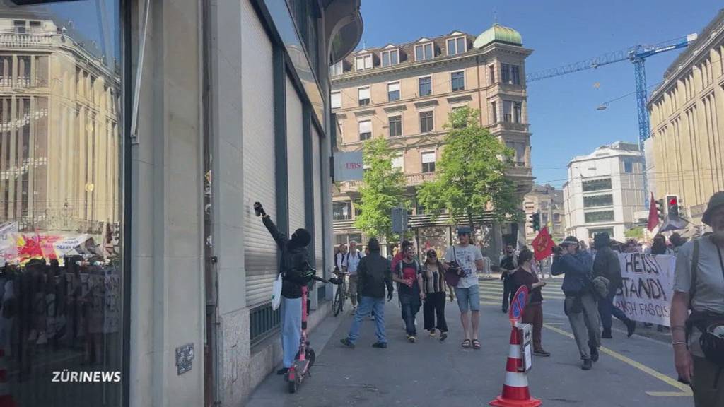 Schmierereien: Vermummte am 1.-Mai-Umzug in Zürich
