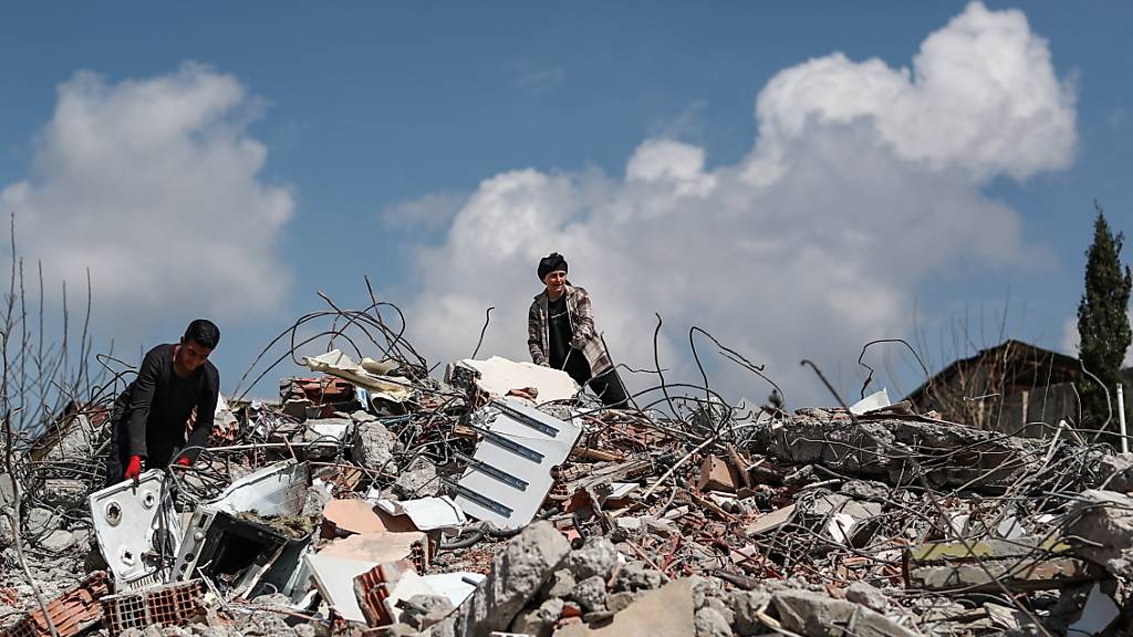 Nach dem Erdbeben in der Türkei suchen Retter in einem Trümmerfeld nach Überlebenden. (Symbolbild)