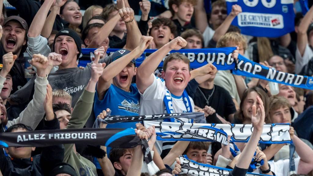 Gottéron-Fans jubeln über den Siegtreffer ihres Teams