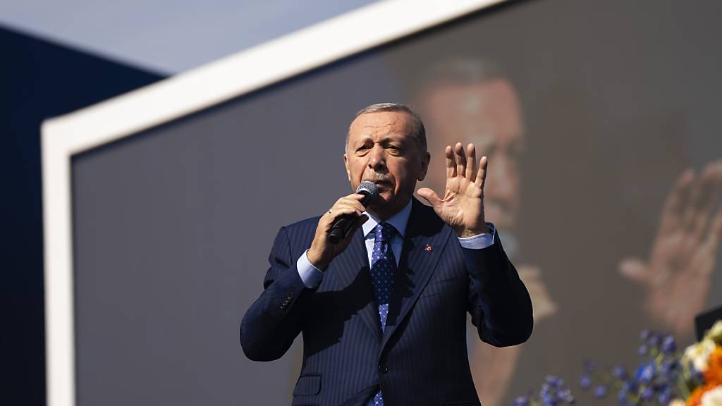 ARCHIV - Der türkische Präsident und Vorsitzende der AK-Partei, Recep Tayyip Erdogan, hält eine Rede während einer Wahlkampfveranstaltung vor den landesweiten Kommunalwahlen. Foto: Francisco Seco/AP/dpa