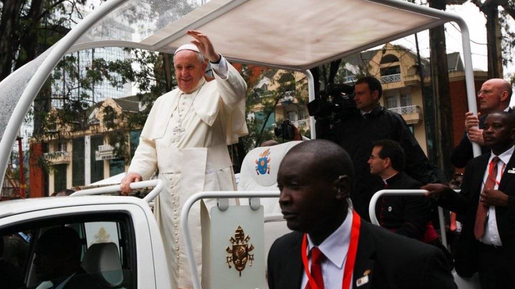 Papst Franziskus winkt vom Papamobil aus in die Menge bei seiner Ankunft zur Messe am Donnerstag auf dem Universitätsgelände in Nairobi.
