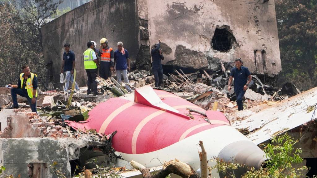 ARCHIV - Beamte inspizieren am Freitag, 13.06.2025 die Absturzstelle der Air India-Maschine in Ahmedabad, Indien. Nach dem Flugzeugabsturz mit mehr als 240 Toten haben die Behörden den für die Untersuchungen zur Unglücksursache wichtigen Flugdatenschreiber der Maschine gefunden. Foto: Ajit Solanki/AP/dpa