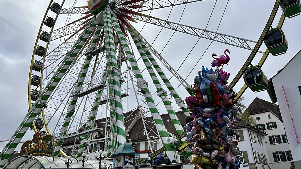 Die Basler Herbstmesse - hier mit dem Riesenrad auf dem Münsterplatz - fand bei hochnebelartiger Bewölkung und einem grossen Publikumsaufmarsch ihren Auftakt.